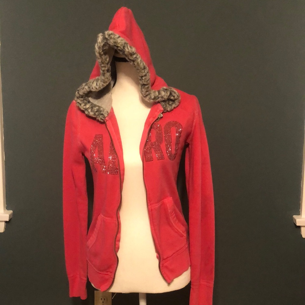 Pink jacket that says: “aero”